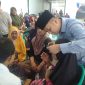 Petugas medis memeriksa kondisi mata salah seorang warga dalam kegiatan bakti sosial pemeriksaan mata dan pembagian kacamata gratis yang digelar Anggota DPR RI Fraksi PAN, H. Slamet Ariyadi, di Kecamatan Camplong, Kabupaten Sampang, Rabu (5/8/2026).