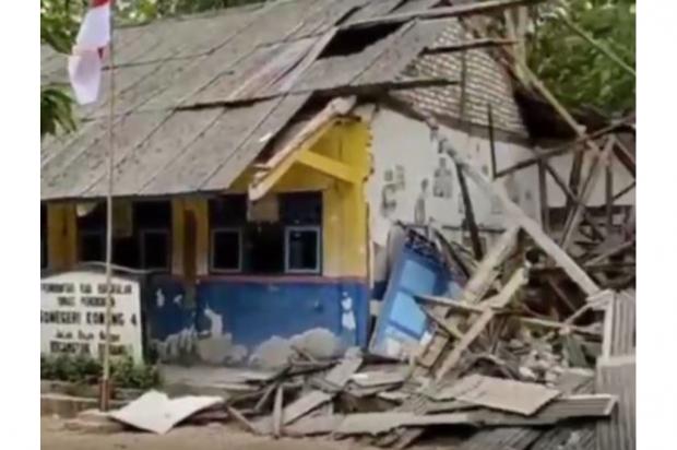 Sekolah Roboh di Bangkalan. Kondisi bangunan SDN Konang 4, Kecamatan Konang, Kabupaten Bangkalan, yang ambruk menjadi sorotan publik. BEM KM STKIP PGRI Bangkalan mendesak pemerintah segera merehabilitasi sekolah dan melakukan evaluasi menyeluruh terhadap infrastruktur pendidikan demi menjamin keselamatan peserta didik.