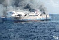KM Mutiara Sentosa II Terbakar. Asap hitam membumbung tinggi saat kapal Tol Laut KM Mutiara Sentosa II rute Surabaya–Makassar terbakar di perairan Kabupaten Sumenep, Madura, Minggu (2/8/2026). Seluruh penumpang dan awak kapal berhasil dievakuasi, sementara pemerintah membentuk tim investigasi untuk mengungkap penyebab kebakaran.