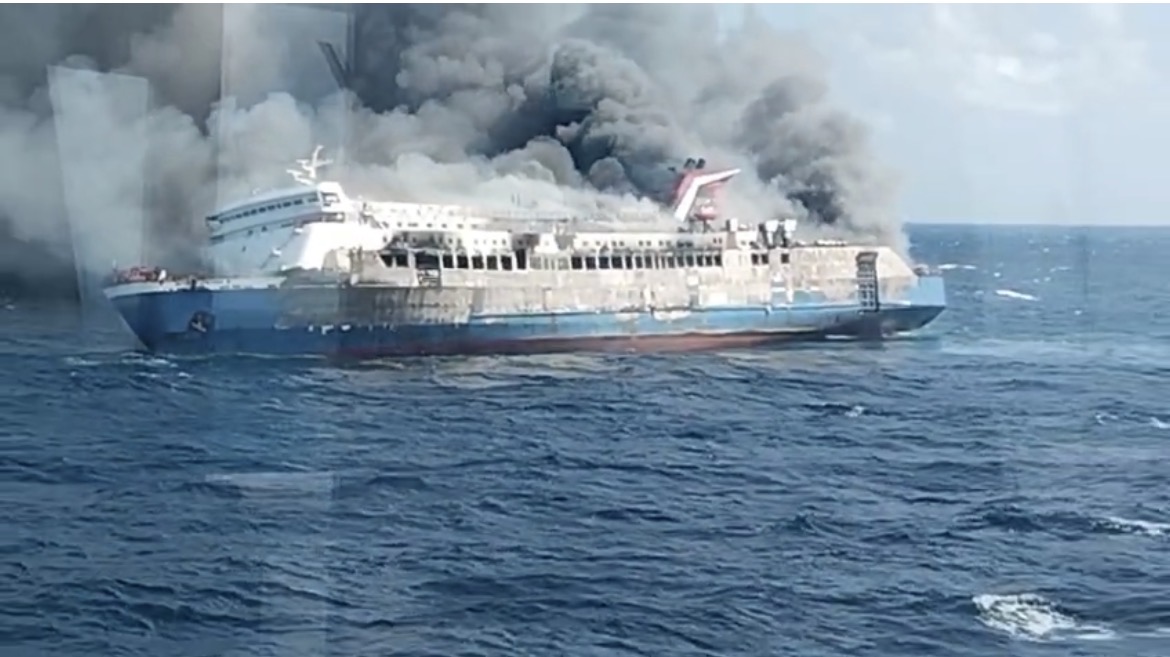 KM Mutiara Sentosa II Terbakar. Asap hitam membumbung tinggi saat kapal Tol Laut KM Mutiara Sentosa II rute Surabaya–Makassar terbakar di perairan Kabupaten Sumenep, Madura, Minggu (2/8/2026). Seluruh penumpang dan awak kapal berhasil dievakuasi, sementara pemerintah membentuk tim investigasi untuk mengungkap penyebab kebakaran.