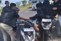 Tim Macan Satreskrim Polres Bangkalan menangkap dua spesialis curanmor yang mencuri motor anggota Polri di SPBU Akses Suramadu. Keduanya mengaku telah beraksi di 11 TKP dan diduga hendak kembali beraksi saat ditangkap.