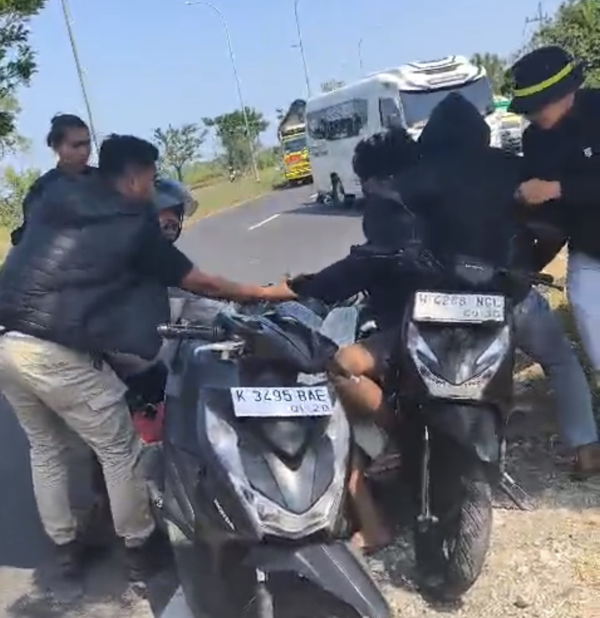 Tim Macan Satreskrim Polres Bangkalan menangkap dua spesialis curanmor yang mencuri motor anggota Polri di SPBU Akses Suramadu. Keduanya mengaku telah beraksi di 11 TKP dan diduga hendak kembali beraksi saat ditangkap.