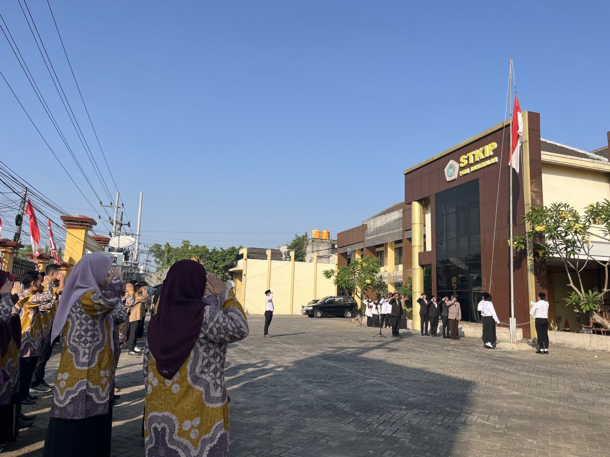 Upacara bendera HUT ke-81 Kemerdekaan RI di STKIP PGRI Bangkalan berlangsung khidmat. Dosen, karyawan, dan mahasiswa mengikuti prosesi sebagai bentuk penghormatan kepada para pahlawan dan wujud cinta Tanah Air.