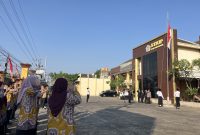 Upacara bendera HUT ke-81 Kemerdekaan RI di STKIP PGRI Bangkalan berlangsung khidmat. Dosen, karyawan, dan mahasiswa mengikuti prosesi sebagai bentuk penghormatan kepada para pahlawan dan wujud cinta Tanah Air.