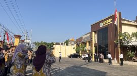 Upacara bendera HUT ke-81 Kemerdekaan RI di STKIP PGRI Bangkalan berlangsung khidmat. Dosen, karyawan, dan mahasiswa mengikuti prosesi sebagai bentuk penghormatan kepada para pahlawan dan wujud cinta Tanah Air.
