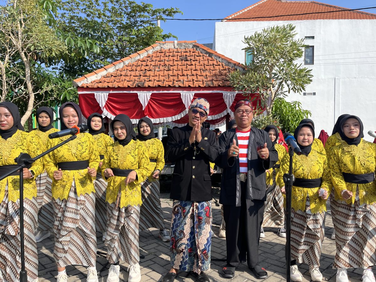 Paduan suara MAN Bangkalan tampil memeriahkan peringatan HUT ke-81 Kemerdekaan Republik Indonesia. Bersama Kepala MAN Bangkalan, Drs. H. Moh. Ali Wafa, M.Pd.I., para siswa menunjukkan semangat nasionalisme dan kebersamaan melalui lantunan lagu-lagu perjuangan.