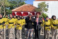 Paduan suara MAN Bangkalan tampil memeriahkan peringatan HUT ke-81 Kemerdekaan Republik Indonesia. Bersama Kepala MAN Bangkalan, Drs. H. Moh. Ali Wafa, M.Pd.I., para siswa menunjukkan semangat nasionalisme dan kebersamaan melalui lantunan lagu-lagu perjuangan.