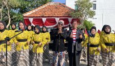 Paduan suara MAN Bangkalan tampil memeriahkan peringatan HUT ke-81 Kemerdekaan Republik Indonesia. Bersama Kepala MAN Bangkalan, Drs. H. Moh. Ali Wafa, M.Pd.I., para siswa menunjukkan semangat nasionalisme dan kebersamaan melalui lantunan lagu-lagu perjuangan.