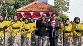 Paduan suara MAN Bangkalan tampil memeriahkan peringatan HUT ke-81 Kemerdekaan Republik Indonesia. Bersama Kepala MAN Bangkalan, Drs. H. Moh. Ali Wafa, M.Pd.I., para siswa menunjukkan semangat nasionalisme dan kebersamaan melalui lantunan lagu-lagu perjuangan.