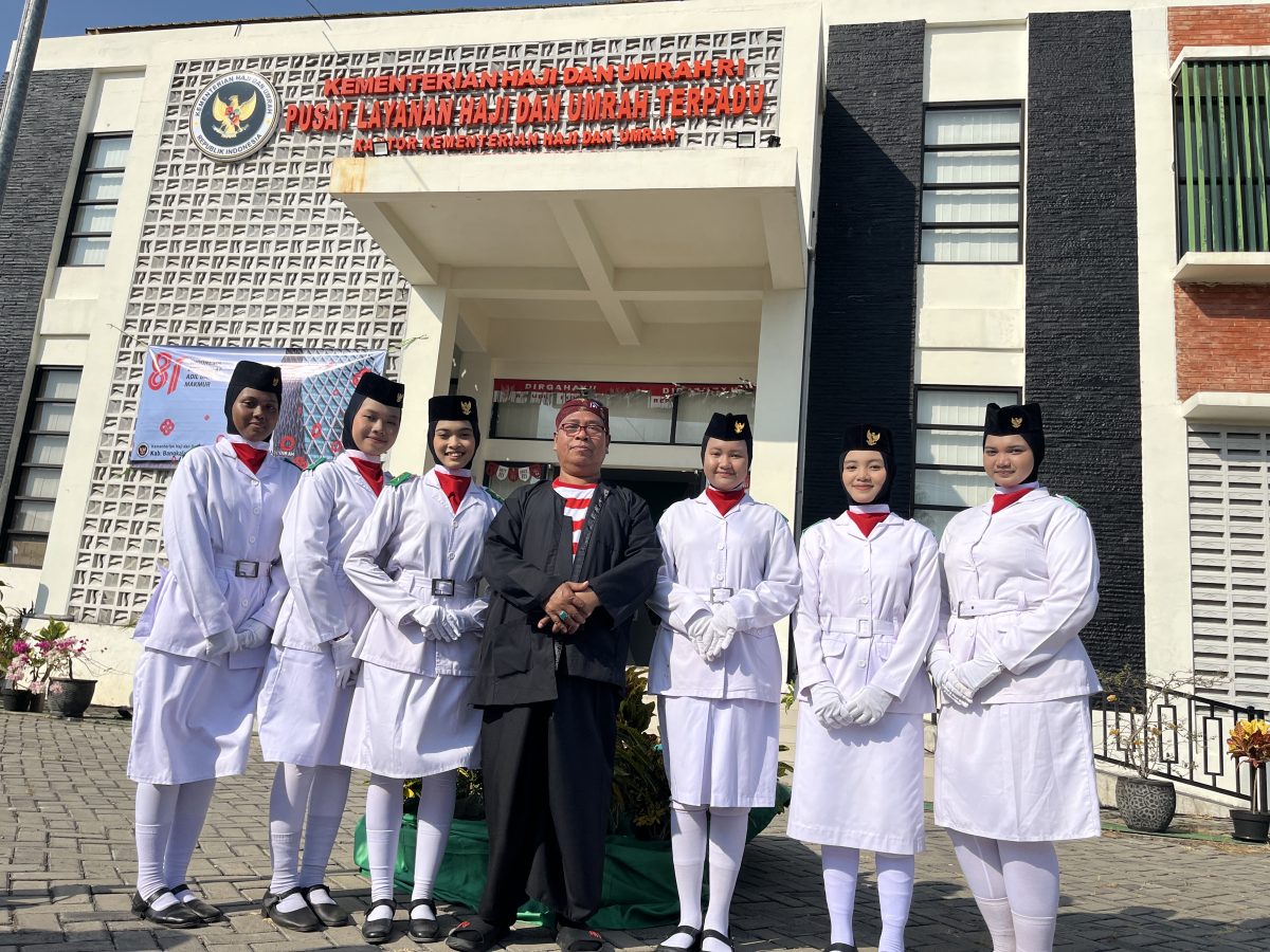 Kepala MAN Bangkalan, Drs. H. Moh. Ali Wafa, M.Pd.I., berpose bersama petugas Paskibraka dalam momentum peringatan HUT ke-81 Kemerdekaan Republik Indonesia. Semangat kebersamaan dan nasionalisme menjadi bagian penting dalam membentuk generasi muda yang berkarakter.