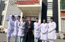 Kepala MAN Bangkalan, Drs. H. Moh. Ali Wafa, M.Pd.I., berpose bersama petugas Paskibraka dalam momentum peringatan HUT ke-81 Kemerdekaan Republik Indonesia. Semangat kebersamaan dan nasionalisme menjadi bagian penting dalam membentuk generasi muda yang berkarakter.