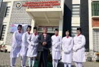 Kepala MAN Bangkalan, Drs. H. Moh. Ali Wafa, M.Pd.I., berpose bersama petugas Paskibraka dalam momentum peringatan HUT ke-81 Kemerdekaan Republik Indonesia. Semangat kebersamaan dan nasionalisme menjadi bagian penting dalam membentuk generasi muda yang berkarakter.