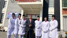Kepala MAN Bangkalan, Drs. H. Moh. Ali Wafa, M.Pd.I., berpose bersama petugas Paskibraka dalam momentum peringatan HUT ke-81 Kemerdekaan Republik Indonesia. Semangat kebersamaan dan nasionalisme menjadi bagian penting dalam membentuk generasi muda yang berkarakter.