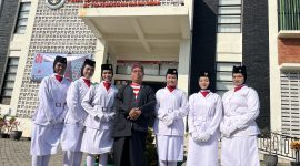 Kepala MAN Bangkalan, Drs. H. Moh. Ali Wafa, M.Pd.I., berpose bersama petugas Paskibraka dalam momentum peringatan HUT ke-81 Kemerdekaan Republik Indonesia. Semangat kebersamaan dan nasionalisme menjadi bagian penting dalam membentuk generasi muda yang berkarakter.