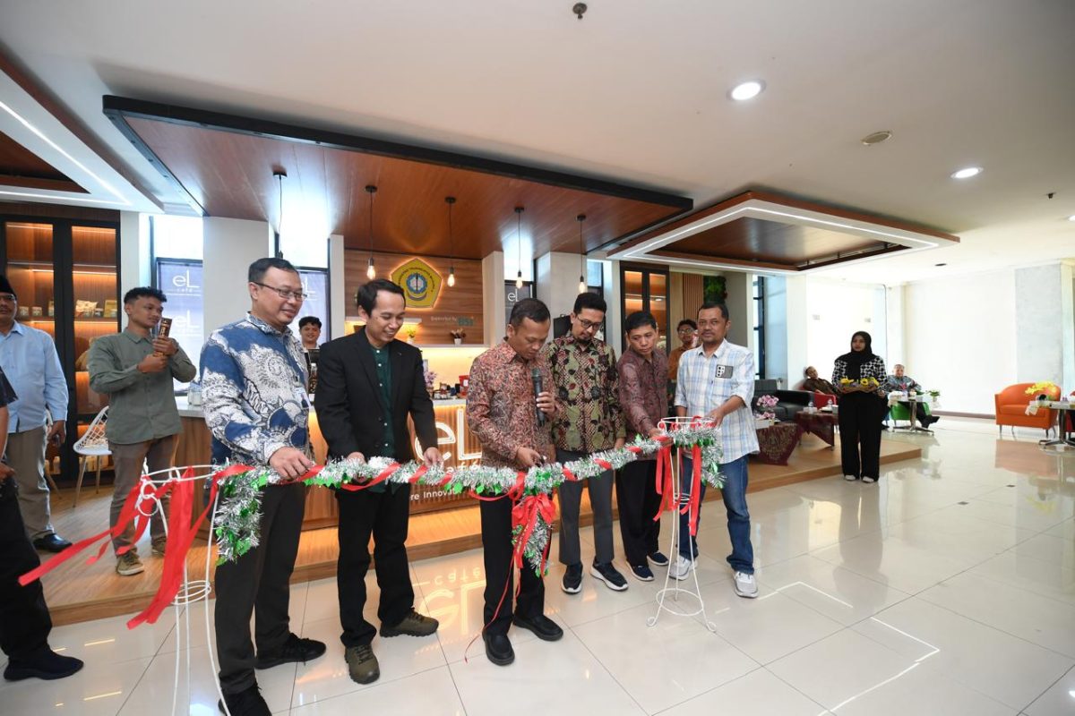 Peresmian kafe di lantai satu Gedung Rektorat Universitas Trunojoyo Madura (UTM) sebagai ruang hilirisasi riset, inovasi, sekaligus wadah pengembangan jiwa entrepreneur mahasiswa.