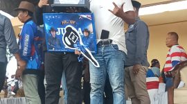 Owner Nyonya Muda Team, Ahmad Anam Syahputra, bersama perawat sapi saat menerima trofi Juara III Golongan Atas Karapan Sapi Piala AHY 2026 di Stadion Karapan Sapi R.P. Moeh Noer, Kabupaten Bangkalan.