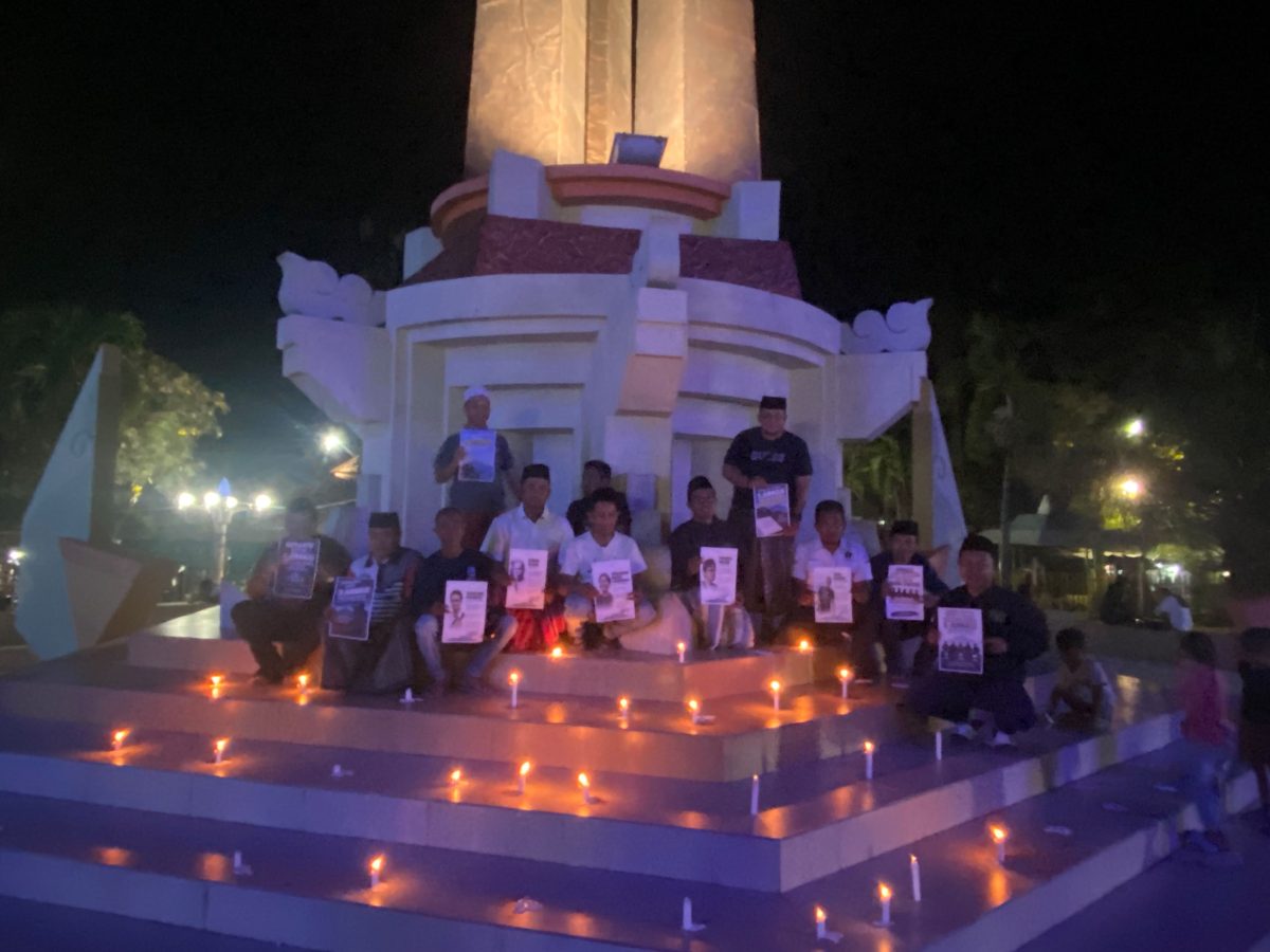 Puluhan jurnalis Sampang menyalakan lilin saat menggelar doa bersama untuk lima jurnalis dan tiga awak kapal yang hilang kontak di kawasan Anak Gunung Krakatau, Minggu (13/9/2026) malam.