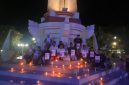 Puluhan jurnalis Sampang menyalakan lilin saat menggelar doa bersama untuk lima jurnalis dan tiga awak kapal yang hilang kontak di kawasan Anak Gunung Krakatau, Minggu (13/9/2026) malam.