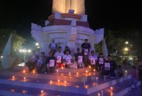Puluhan jurnalis Sampang menyalakan lilin saat menggelar doa bersama untuk lima jurnalis dan tiga awak kapal yang hilang kontak di kawasan Anak Gunung Krakatau, Minggu (13/9/2026) malam.