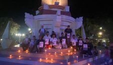 Puluhan jurnalis Sampang menyalakan lilin saat menggelar doa bersama untuk lima jurnalis dan tiga awak kapal yang hilang kontak di kawasan Anak Gunung Krakatau, Minggu (13/9/2026) malam.