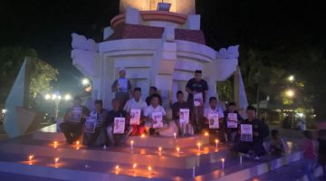 Puluhan jurnalis Sampang menyalakan lilin saat menggelar doa bersama untuk lima jurnalis dan tiga awak kapal yang hilang kontak di kawasan Anak Gunung Krakatau, Minggu (13/9/2026) malam.