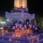 Puluhan jurnalis Sampang menyalakan lilin saat menggelar doa bersama untuk lima jurnalis dan tiga awak kapal yang hilang kontak di kawasan Anak Gunung Krakatau, Minggu (13/9/2026) malam.
