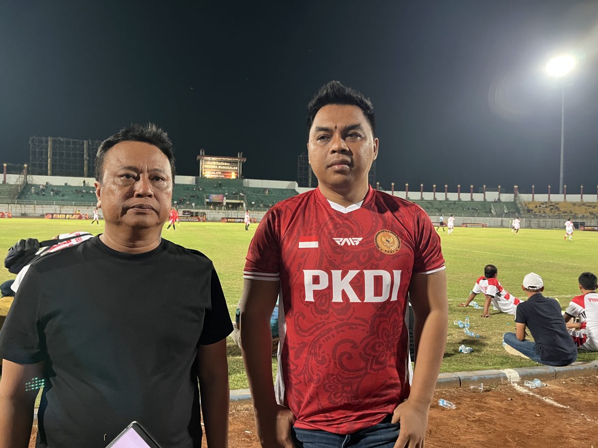 Ketua PKDI Korwil Madura Moh. Wijdan (kanan) bersama sekjen PKDI di turnamen sepak bola kepala desa di Stadion Gelora Bangkalan, Minggu (13/9/2026). Turnamen ini mempertemukan kepala desa dari sekitar 60 kabupaten.