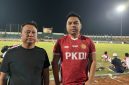 Ketua PKDI Korwil Madura Moh. Wijdan (kanan) bersama sekjen PKDI di turnamen sepak bola kepala desa di Stadion Gelora Bangkalan, Minggu (13/9/2026). Turnamen ini mempertemukan kepala desa dari sekitar 60 kabupaten.