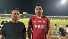 Ketua PKDI Korwil Madura Moh. Wijdan (kanan) bersama sekjen PKDI di turnamen sepak bola kepala desa di Stadion Gelora Bangkalan, Minggu (13/9/2026). Turnamen ini mempertemukan kepala desa dari sekitar 60 kabupaten.
