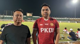 Ketua PKDI Korwil Madura Moh. Wijdan (kanan) bersama sekjen PKDI di turnamen sepak bola kepala desa di Stadion Gelora Bangkalan, Minggu (13/9/2026). Turnamen ini mempertemukan kepala desa dari sekitar 60 kabupaten.