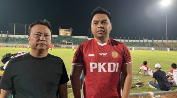 Ketua PKDI Korwil Madura Moh. Wijdan (kanan) bersama sekjen PKDI di turnamen sepak bola kepala desa di Stadion Gelora Bangkalan, Minggu (13/9/2026). Turnamen ini mempertemukan kepala desa dari sekitar 60 kabupaten.