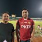 Ketua PKDI Korwil Madura Moh. Wijdan (kanan) bersama sekjen PKDI di turnamen sepak bola kepala desa di Stadion Gelora Bangkalan, Minggu (13/9/2026). Turnamen ini mempertemukan kepala desa dari sekitar 60 kabupaten.