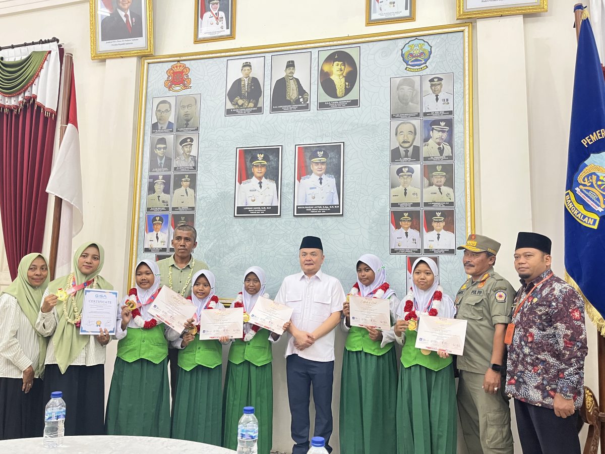 Wakil Bupati Bangkalan bersama para pelajar dan pendamping berfoto usai penyerahan penghargaan dan sertifikat dalam sebuah kegiatan di Pendopo Kabupaten Bangkalan.