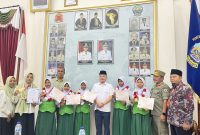 Wakil Bupati Bangkalan bersama para pelajar dan pendamping berfoto usai penyerahan penghargaan dan sertifikat dalam sebuah kegiatan di Pendopo Kabupaten Bangkalan.