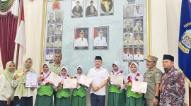 Wakil Bupati Bangkalan bersama para pelajar dan pendamping berfoto usai penyerahan penghargaan dan sertifikat dalam sebuah kegiatan di Pendopo Kabupaten Bangkalan.