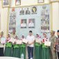Wakil Bupati Bangkalan bersama para pelajar dan pendamping berfoto usai penyerahan penghargaan dan sertifikat dalam sebuah kegiatan di Pendopo Kabupaten Bangkalan.