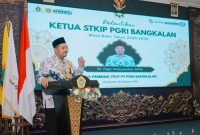 Fajar Hidayatulloh, M.Pd., menyampaikan sambutan usai dilantik kembali sebagai Ketua STKIP PGRI Bangkalan periode 2026–2030 di aula kampus, Rabu (14/10/2026). Transformasi menuju universitas menjadi salah satu agenda besar yang menanti kepemimpinannya.