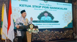 Fajar Hidayatulloh, M.Pd., menyampaikan sambutan usai dilantik kembali sebagai Ketua STKIP PGRI Bangkalan periode 2026–2030 di aula kampus, Rabu (14/10/2026). Transformasi menuju universitas menjadi salah satu agenda besar yang menanti kepemimpinannya.