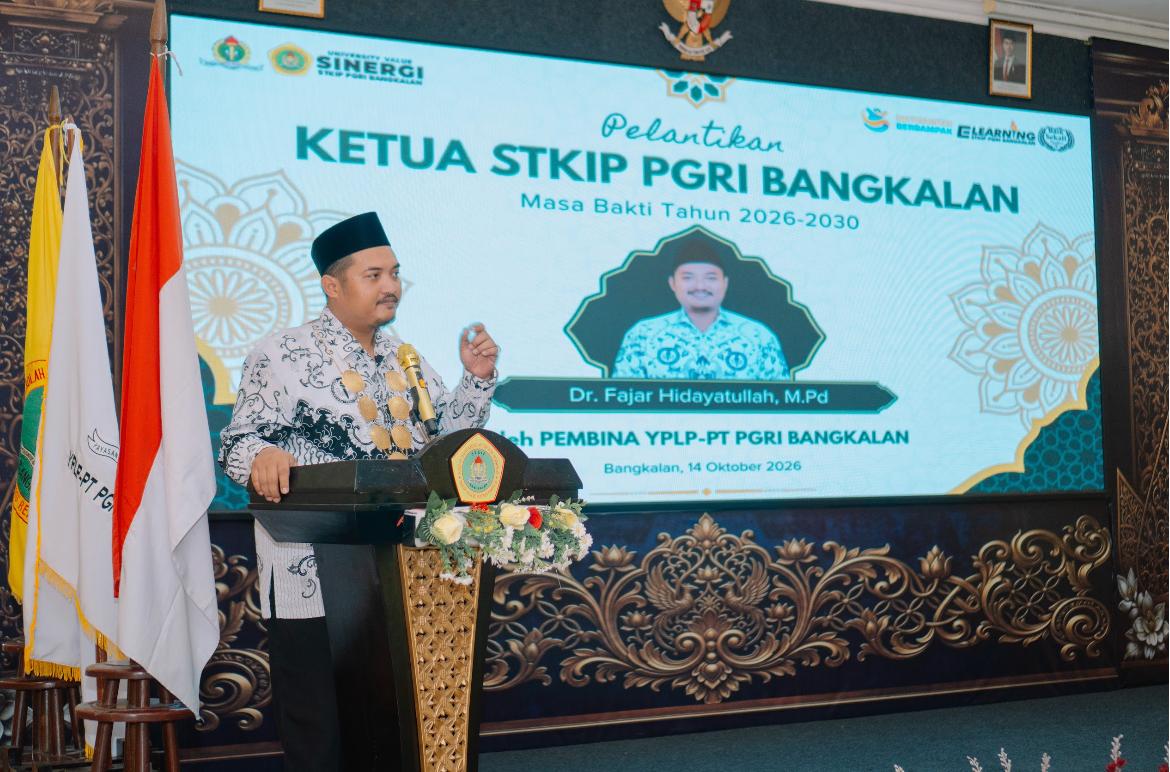 Fajar Hidayatulloh, M.Pd., menyampaikan sambutan usai dilantik kembali sebagai Ketua STKIP PGRI Bangkalan periode 2026–2030 di aula kampus, Rabu (14/10/2026). Transformasi menuju universitas menjadi salah satu agenda besar yang menanti kepemimpinannya.