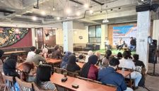 ACARA. Diskusi publik Gerakan Masyarakat Madani di Surabaya membahas evaluasi dua tahun pemerintahan Prabowo Subianto, dengan penekanan pada hilirisasi, konektivitas industri, dan manfaat ekonomi bagi masyarakat Jawa Timur. (istimewa/redaksi ejaberita.co)