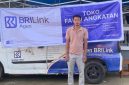 AGEN BRILINK. Fauzi di depan tempat usahanya, Agen BRILink Toko Fauzi Angkatan, Desa Angkatan, Pulau Kangean, Sumenep. Usaha ini melayani kebutuhan transaksi keuangan warga di wilayah kepulauan. (istimewa/redaksi ejaberita.co)