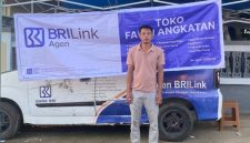 AGEN BRILINK. Fauzi di depan tempat usahanya, Agen BRILink Toko Fauzi Angkatan, Desa Angkatan, Pulau Kangean, Sumenep. Usaha ini melayani kebutuhan transaksi keuangan warga di wilayah kepulauan. (istimewa/redaksi ejaberita.co)