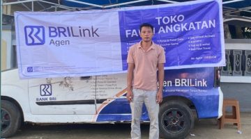 AGEN BRILINK. Fauzi di depan tempat usahanya, Agen BRILink Toko Fauzi Angkatan, Desa Angkatan, Pulau Kangean, Sumenep. Usaha ini melayani kebutuhan transaksi keuangan warga di wilayah kepulauan. (istimewa/redaksi ejaberita.co)