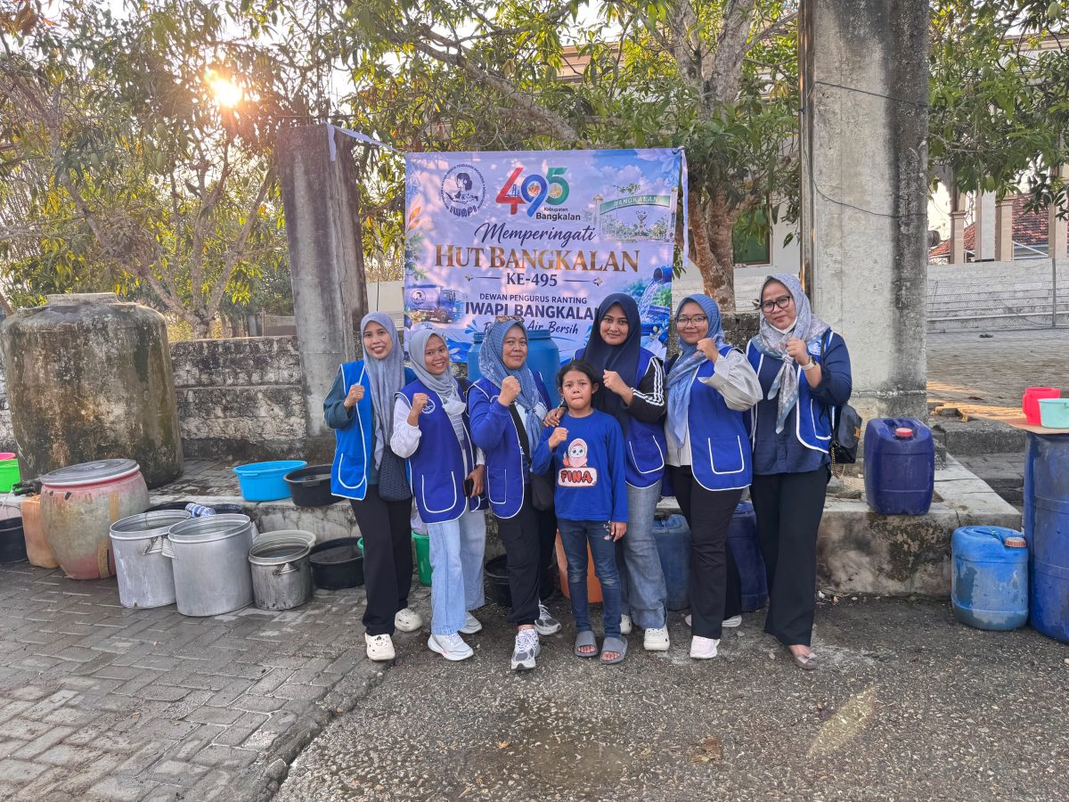 IWAPI Ranting Bangkalan menyalurkan bantuan air bersih kepada warga Desa Penyaksagan, Kecamatan Klampis, Jumat (16/10/2026). Sebanyak tiga tangki dengan total 15.000 liter air bersih disalurkan untuk membantu memenuhi kebutuhan warga di tengah kekeringan. Aksi sosial ini menjadi wujud kepedulian IWAPI terhadap masyarakat yang membutuhkan.