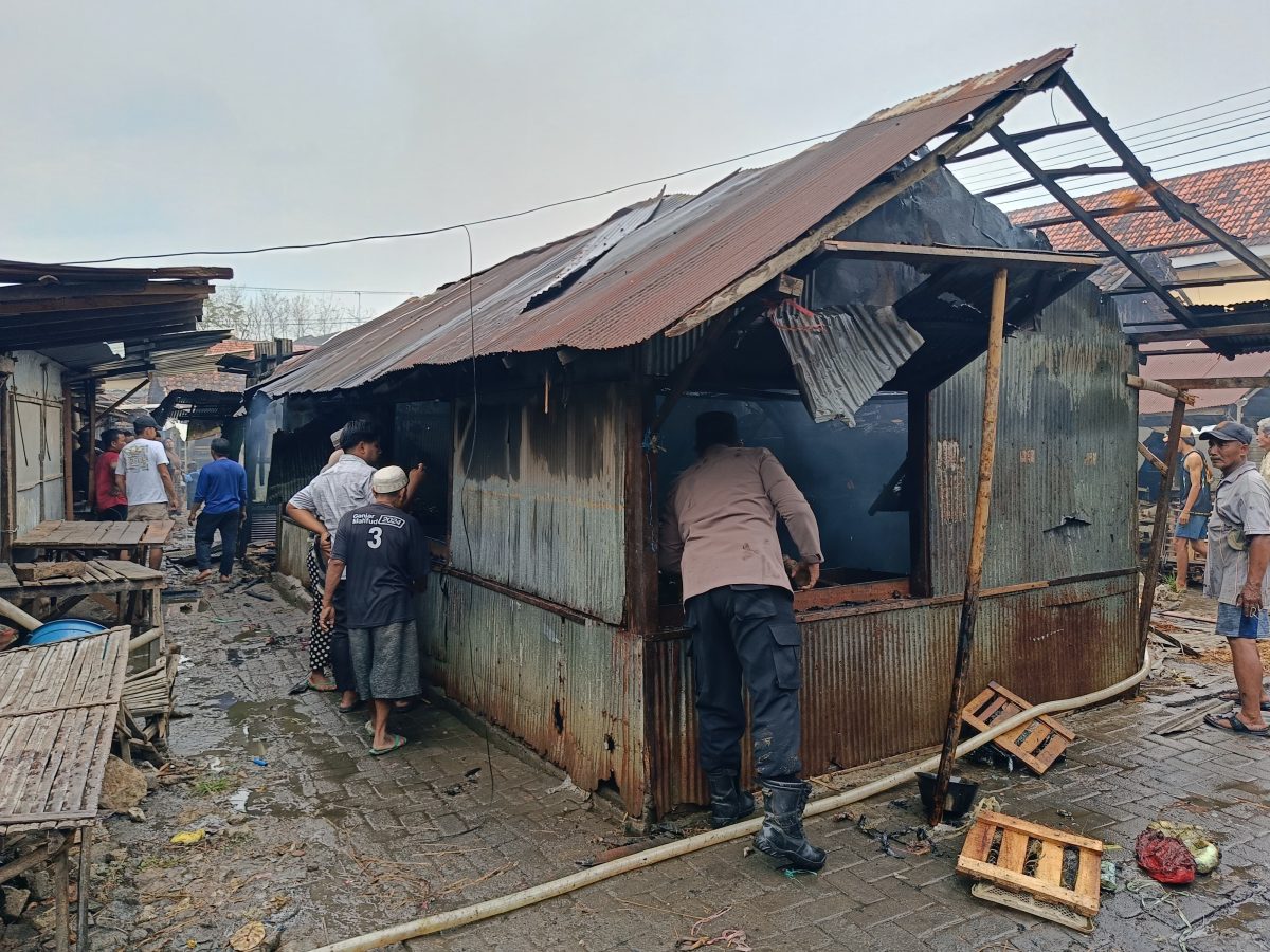 Kebakaran melanda Pasar Tambelangan, Kabupaten Sampang, Selasa (27/10/2026) pagi. Tiga lapak pedagang dilaporkan terbakar, sementara Damkar Sampang mengungkap keterbatasan armada di wilayah tersebut.