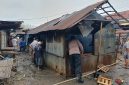 Kebakaran melanda Pasar Tambelangan, Kabupaten Sampang, Selasa (27/10/2026) pagi. Tiga lapak pedagang dilaporkan terbakar, sementara Damkar Sampang mengungkap keterbatasan armada di wilayah tersebut.