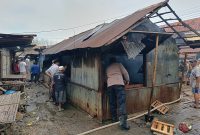 Kebakaran melanda Pasar Tambelangan, Kabupaten Sampang, Selasa (27/10/2026) pagi. Tiga lapak pedagang dilaporkan terbakar, sementara Damkar Sampang mengungkap keterbatasan armada di wilayah tersebut.