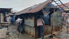 Kebakaran melanda Pasar Tambelangan, Kabupaten Sampang, Selasa (27/10/2026) pagi. Tiga lapak pedagang dilaporkan terbakar, sementara Damkar Sampang mengungkap keterbatasan armada di wilayah tersebut.