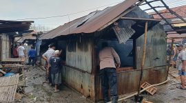 Kebakaran melanda Pasar Tambelangan, Kabupaten Sampang, Selasa (27/10/2026) pagi. Tiga lapak pedagang dilaporkan terbakar, sementara Damkar Sampang mengungkap keterbatasan armada di wilayah tersebut.