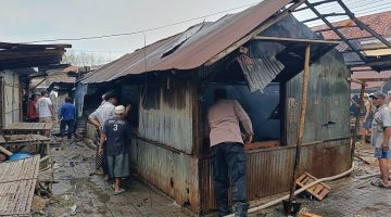 Kebakaran melanda Pasar Tambelangan, Kabupaten Sampang, Selasa (27/10/2026) pagi. Tiga lapak pedagang dilaporkan terbakar, sementara Damkar Sampang mengungkap keterbatasan armada di wilayah tersebut.
